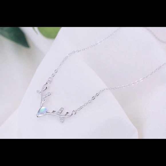 🌷 STERLING SILVER (925) CRYSTAL ANTLER NECKLACE - Picture 2 of 6